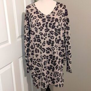 𝅺Bellamie The Perfect Leopard Tunic Size M